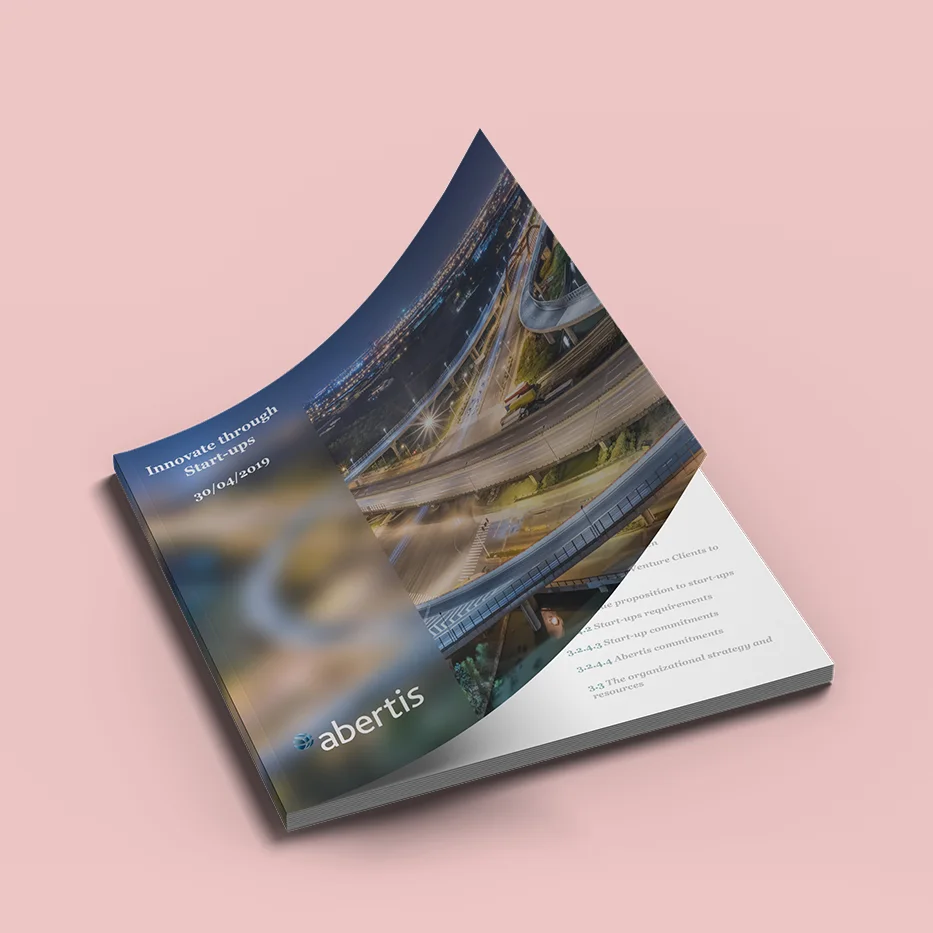 Dosier «Innovate through Start-ups» de Abertis, con la portada de una autopista de noche levantada sobre las páginas interiores