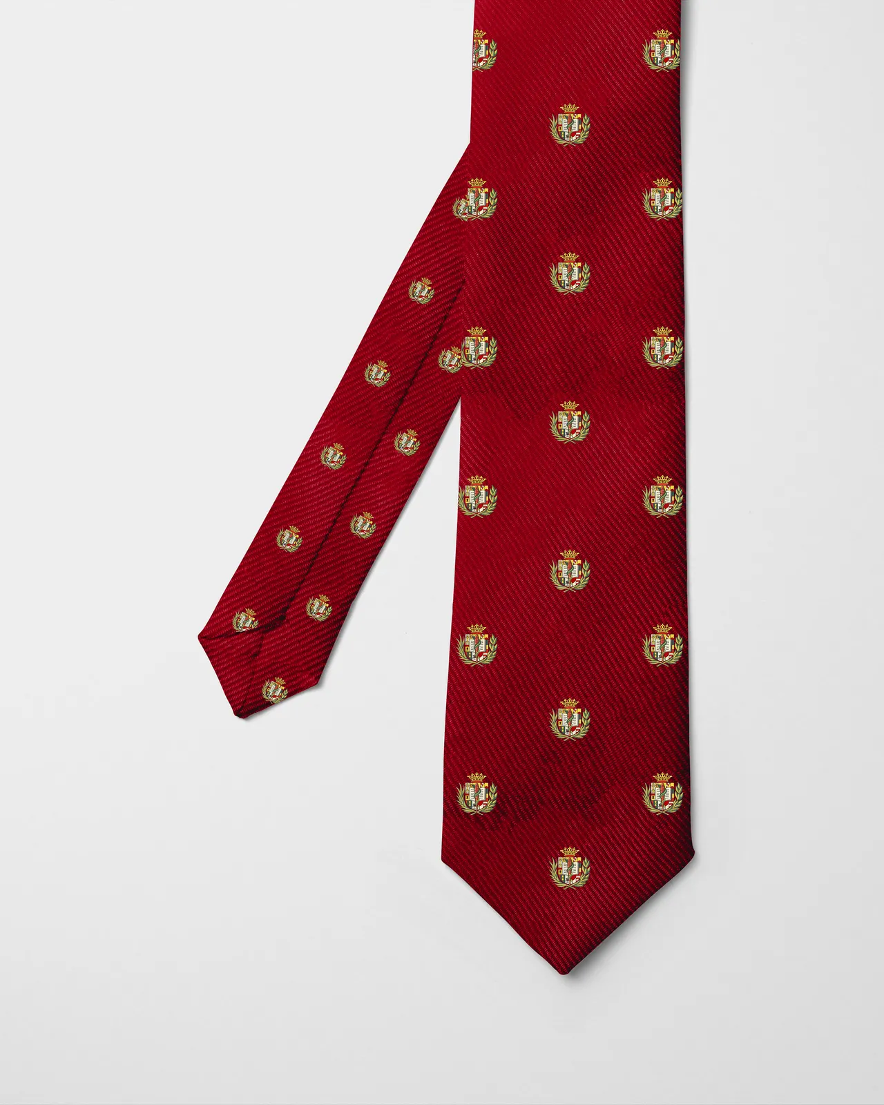 Corbata roja cereza con el escudo del Colegio de Médicos de Madrid repetido en dorado