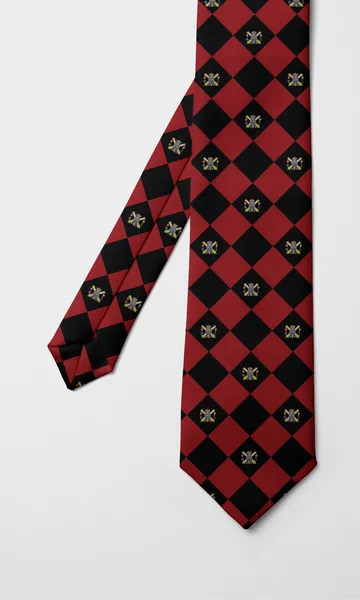 Corbata de rombos rojos y negros con un emblema en cada rombo