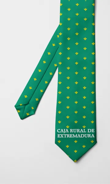Corbata verde con espigas amarillas y el nombre Caja Rural de Extremadura