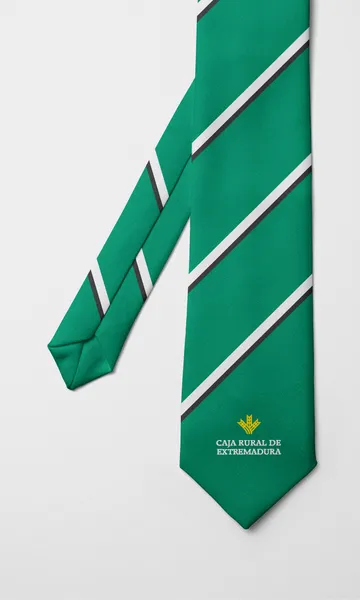 Corbata verde de rayas diagonales blancas con el nombre Caja Rural de Extremadura