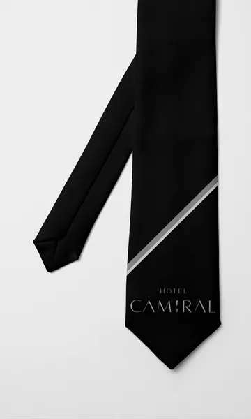 Corbata negra con una franja diagonal gris y el nombre Hotel Camiral