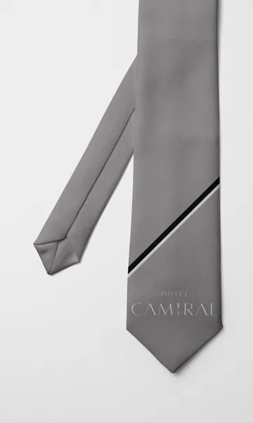 Corbata gris con una franja diagonal y el nombre Hotel Camiral