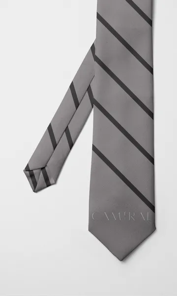 Corbata gris de rayas diagonales oscuras con el nombre Camiral