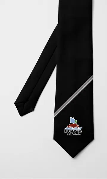 Corbata negra con una franja blanca y el escudo del club en la punta