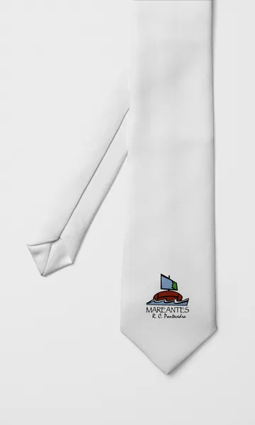 Corbata blanca con el escudo del club en la punta