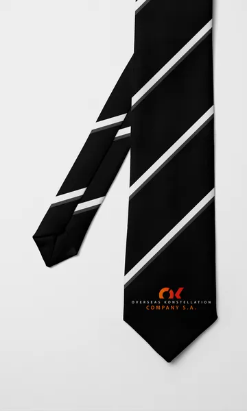 Corbata negra de rayas diagonales blancas con el logotipo rojo en la punta