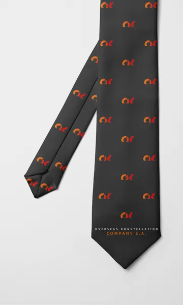 Corbata gris oscuro con el logotipo rojo repetido