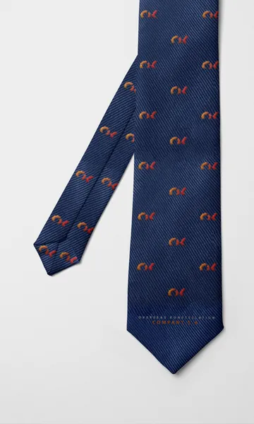 Corbata azul marino de tejido texturizado con el logotipo rojo