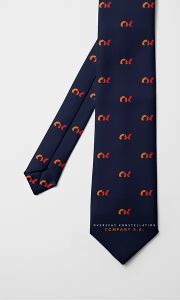 Corbata azul marino con el logotipo rojo repetido