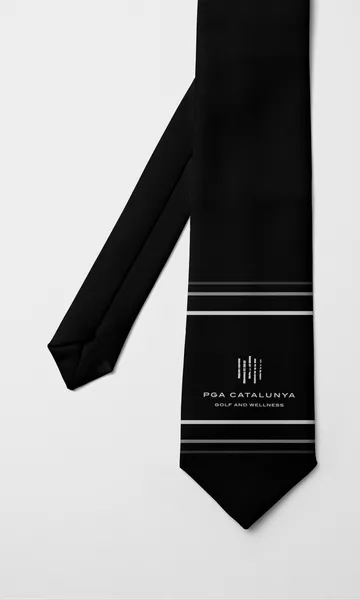 Corbata negra con rayas blancas junto a la punta y el logotipo de PGA Catalunya