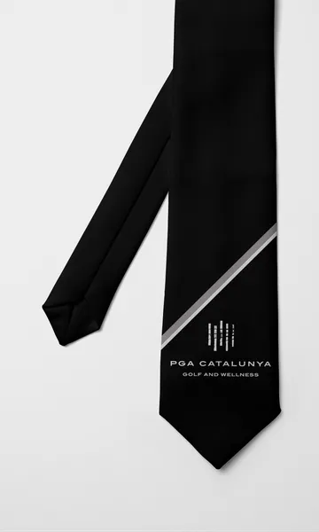 Corbata negra con una franja diagonal y el logotipo de PGA Catalunya