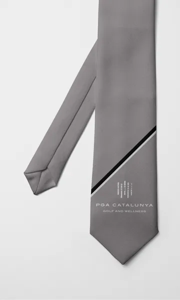 Corbata gris con una franja diagonal y el logotipo de PGA Catalunya