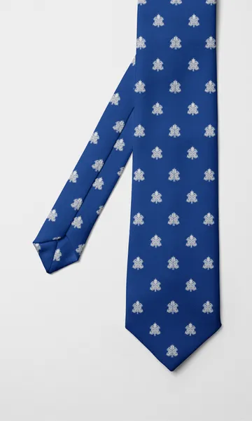 Corbata azul con flores blancas repetidas