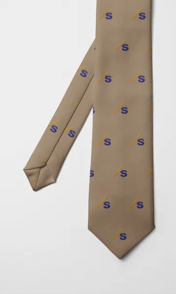 Corbata beige con la S de Seresco repetida