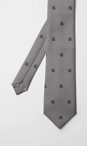 Corbata gris con la S de Seresco repetida