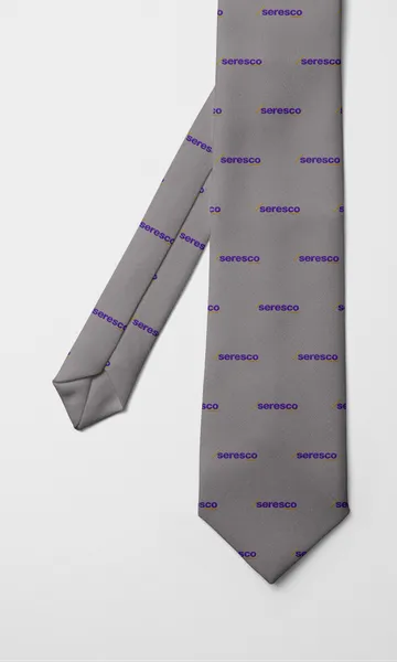 Corbata gris con el nombre Seresco repetido en morado