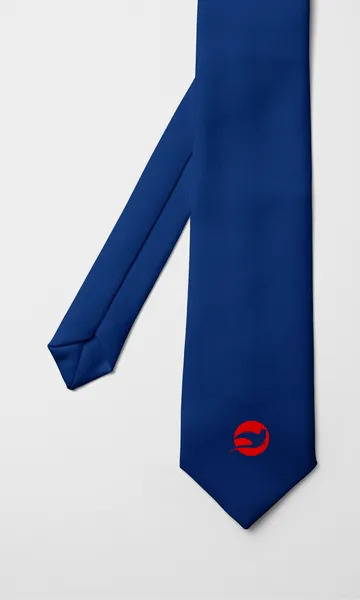 Corbata azul marino lisa con el logotipo rojo en la punta