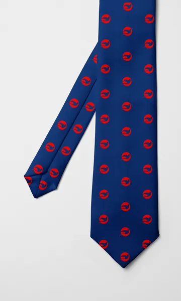 Corbata azul con el logotipo rojo repetido