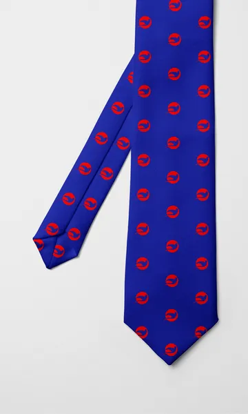 Corbata azul intenso con el logotipo rojo repetido