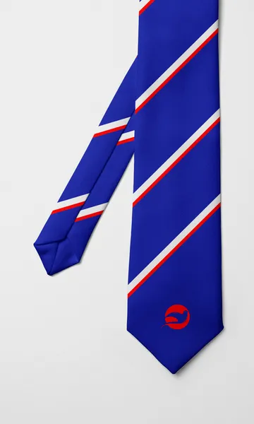 Corbata azul de rayas diagonales blancas y rojas con el logotipo rojo en la punta