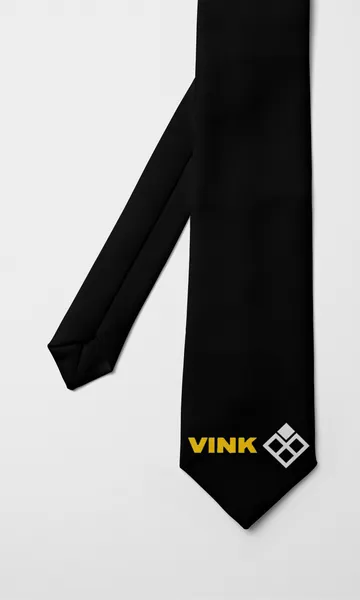 Corbata negra lisa con el logotipo de Vink en amarillo