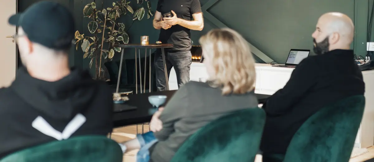 Sesión de seguimiento con el equipo comercial en una sala de reuniones
