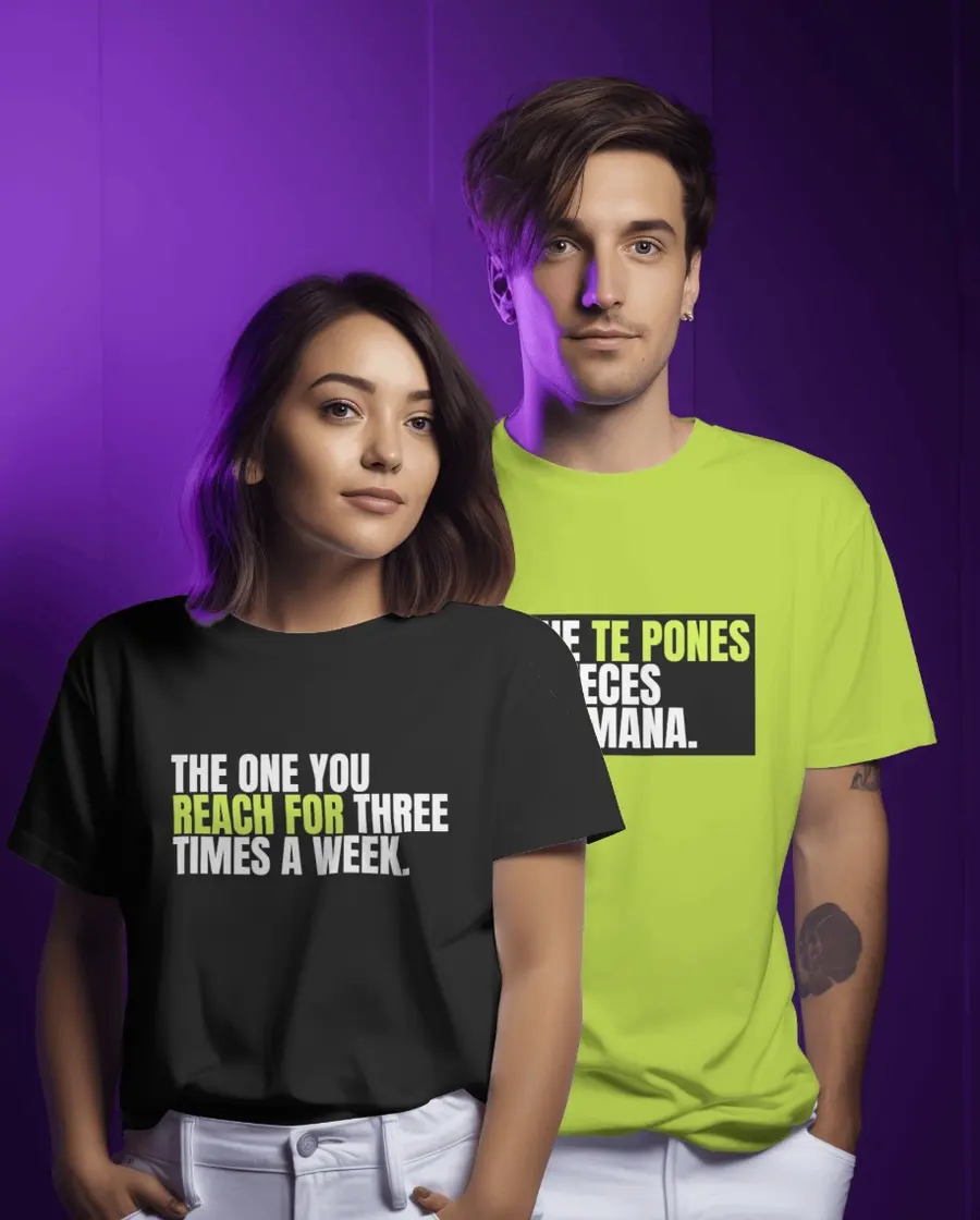 Dos modelos con camisetas de PLANCHA, una estampada y otra lisa